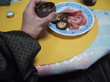 金網で焼いた椎茸とベーコンを肴に